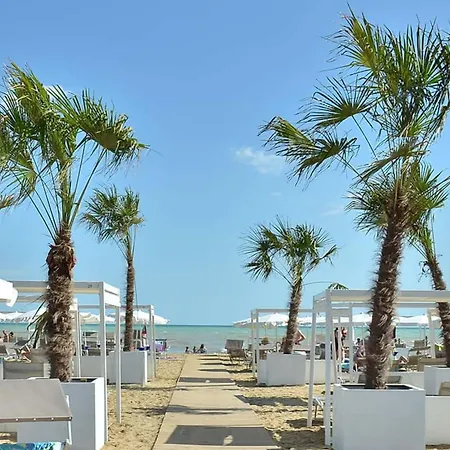 Relaxing With Terrace And Pool In Bibione