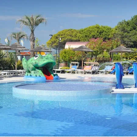 Relaxing With Terrace And Pool In Appartamento Bibione